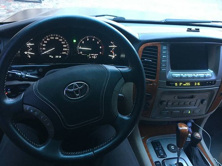 Toyota Land Cruiser 2003  випуску Рівне з двигуном 4.7 л газ позашляховик автомат за 17800 долл. 