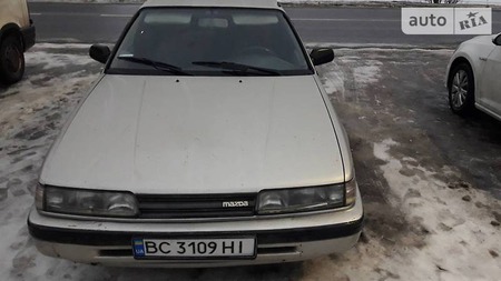 Mazda 626 1991  выпуска Львов с двигателем 2 л газ хэтчбек механика за 3000 долл. 