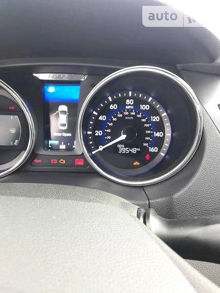 Hyundai Sonata 2014  випуску Донецьк з двигуном 2.4 л гібрид седан автомат за 14500 долл. 