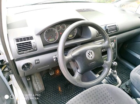 Volkswagen Sharan 2003  випуску Львів з двигуном 1.8 л бензин мінівен механіка за 2399 долл. 