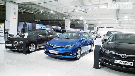 Toyota Auris 2013  випуску Київ з двигуном 1.8 л гібрид універсал автомат за 15900 долл. 