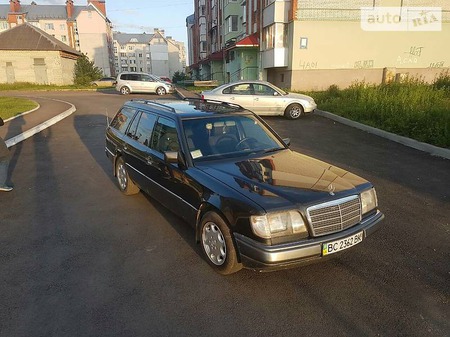 Mercedes-Benz E 200 1995  випуску Львів з двигуном 2 л бензин універсал механіка за 4400 долл. 