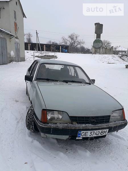 Opel Rekord 1985  випуску Чернівці з двигуном 0 л газ седан механіка за 850 долл. 