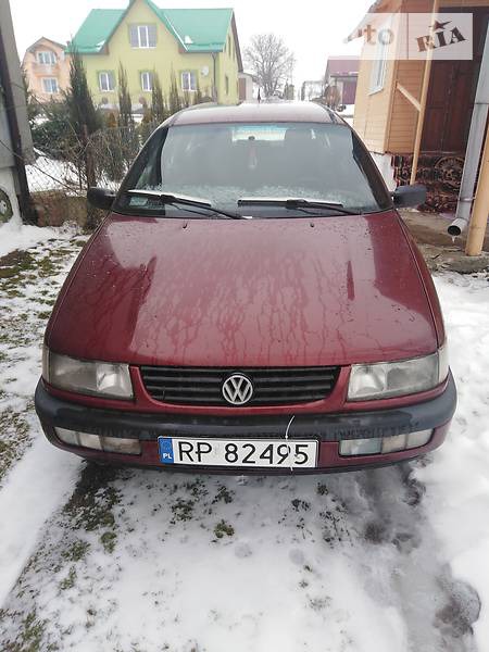 Volkswagen Passat 1994  выпуска Львов с двигателем 0 л газ универсал механика за 900 долл. 