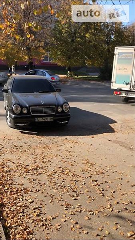 Mercedes-Benz E 320 1998  выпуска Киев с двигателем 3.2 л газ седан автомат за 6000 долл. 