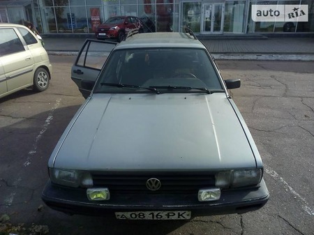 Volkswagen Passat 1987  выпуска Черкассы с двигателем 1.6 л бензин универсал механика за 1500 долл. 
