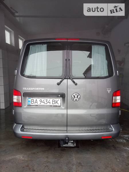 Volkswagen Transporter 2011  випуску Кропивницький з двигуном 2 л дизель мінівен механіка за 14800 долл. 