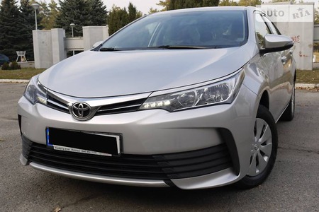 Toyota Corolla 2017  випуску Дніпро з двигуном 1.3 л газ седан механіка за 13700 долл. 