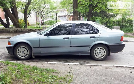 BMW 318 1993  випуску Львів з двигуном 1.8 л бензин седан механіка за 3700 долл. 