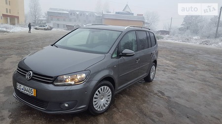 Volkswagen Touran 2015  випуску Тернопіль з двигуном 2 л дизель мінівен автомат за 16200 долл. 