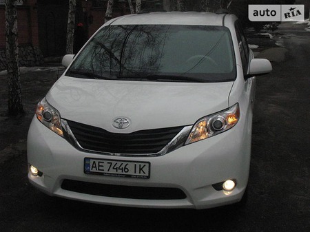 Toyota Sienna 2011  випуску Дніпро з двигуном 2.7 л бензин мінівен автомат за 18700 долл. 