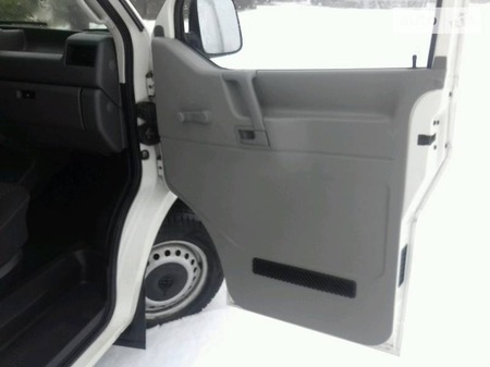 Volkswagen Transporter 2000  выпуска Ровно с двигателем 2.5 л дизель минивэн механика за 7900 долл. 