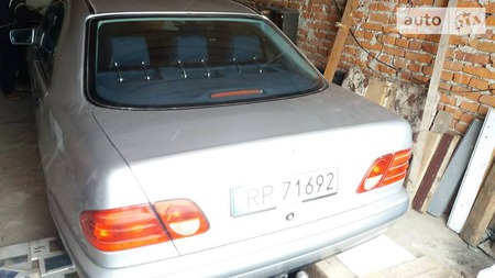 Mercedes-Benz E 200 1998  випуску Тернопіль з двигуном 0 л дизель седан механіка за 2200 долл. 
