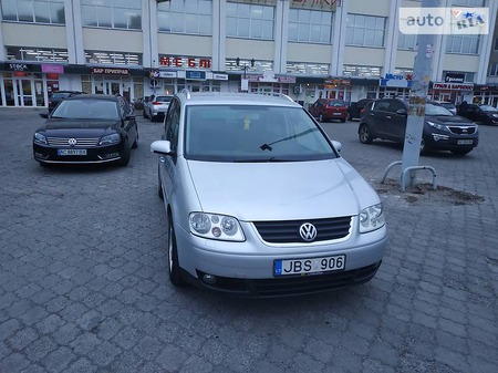 Volkswagen Touran 2004  випуску Луцьк з двигуном 0 л дизель мінівен автомат за 3700 долл. 