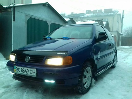 Volkswagen Polo 1996  выпуска Черновцы с двигателем 1 л бензин хэтчбек механика за 2400 долл. 