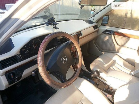 Mercedes-Benz E клас 1992  випуску Одеса з двигуном 2.3 л газ седан механіка за 3700 долл. 