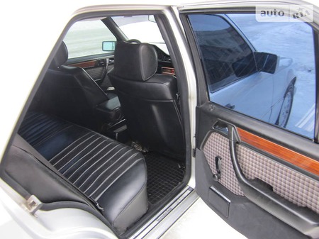 Mercedes-Benz E 300 1993  випуску Луганськ з двигуном 3 л  седан автомат за 4500 долл. 