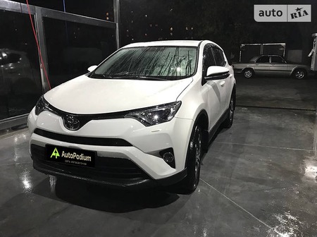 Toyota RAV 4 2018  випуску Миколаїв з двигуном 2 л бензин седан механіка за 23999 долл. 