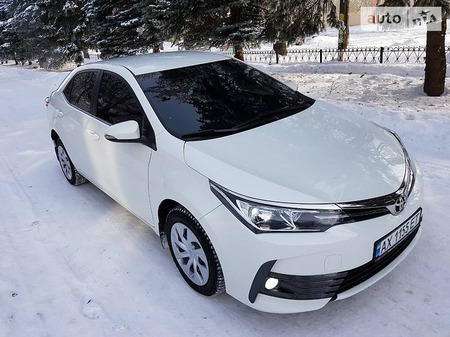 Toyota Corolla 2016  випуску Харків з двигуном 1.6 л  седан автомат за 17600 долл. 