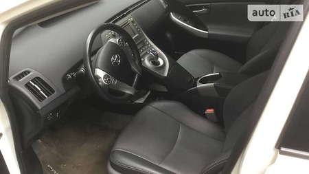 Toyota Prius 2014  випуску Дніпро з двигуном 0 л гібрид хэтчбек автомат за 9800 долл. 