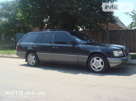 Mercedes-Benz E клас 1995  випуску Івано-Франківськ з двигуном 2.2 л газ  механіка за 5500 долл. 