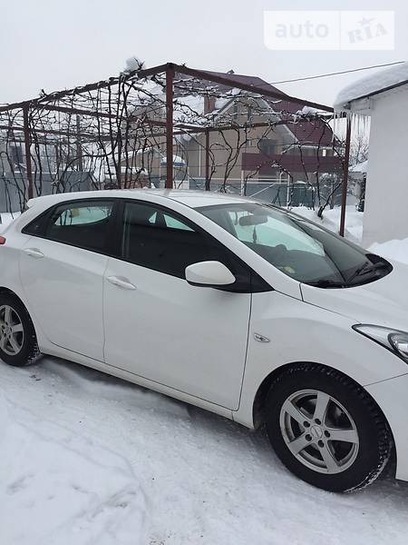 Hyundai i30 2014  випуску Ужгород з двигуном 0 л дизель хэтчбек  за 11000 долл. 