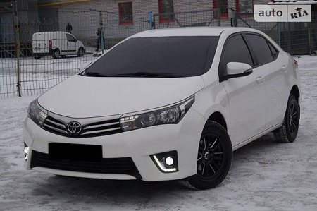 Toyota Corolla 2014  випуску Дніпро з двигуном 1.3 л бензин седан механіка за 11900 долл. 