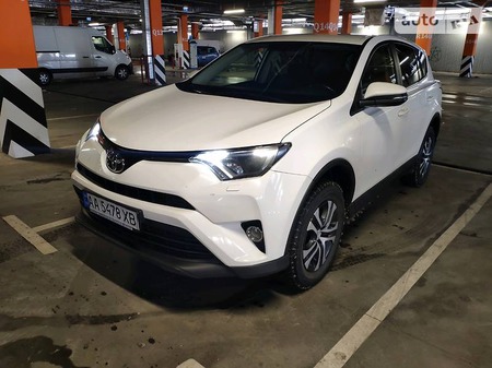 Toyota RAV 4 2016  випуску Київ з двигуном 2 л бензин позашляховик механіка за 19700 долл. 