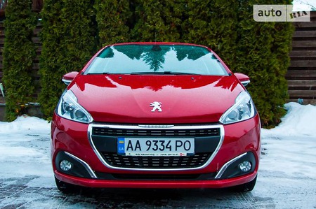Peugeot 208 2017  випуску Київ з двигуном 1.2 л бензин хэтчбек автомат за 12999 долл. 