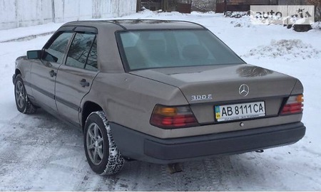 Mercedes-Benz E 300 1987  випуску Вінниця з двигуном 3 л газ седан автомат за 2990 долл. 