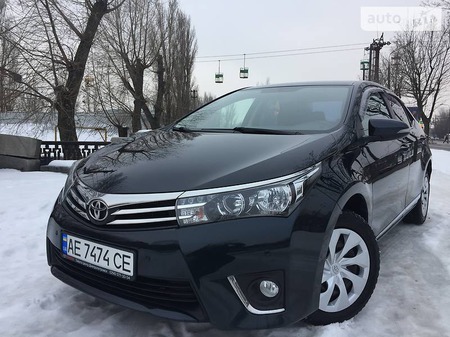 Toyota Corolla 2015  випуску Дніпро з двигуном 0 л бензин седан автомат за 16300 долл. 