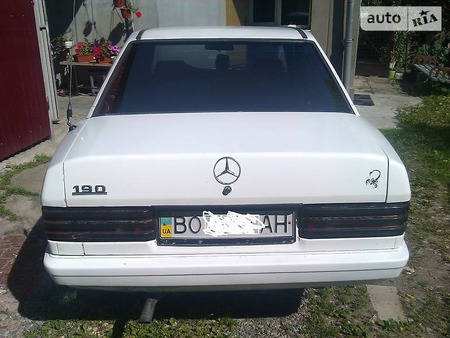 Mercedes-Benz 190 1983  випуску Тернопіль з двигуном 2 л газ седан механіка за 2100 долл. 