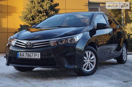 Toyota Corolla 2015  випуску Дніпро з двигуном 1.3 л газ седан механіка за 12300 долл. 