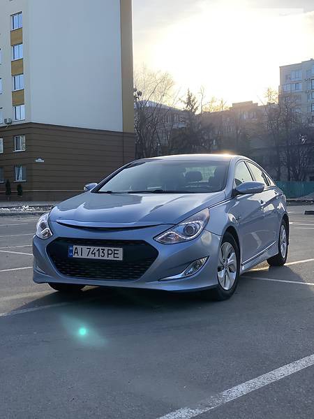 Hyundai Sonata 2013  випуску Київ з двигуном 0 л гібрид седан автомат за 12000 долл. 