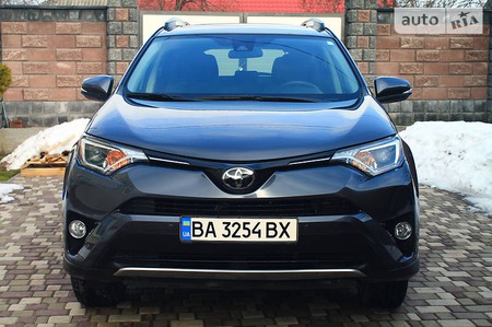 Toyota RAV 4 2017  випуску Кропивницький з двигуном 2.5 л бензин позашляховик автомат за 26400 долл. 