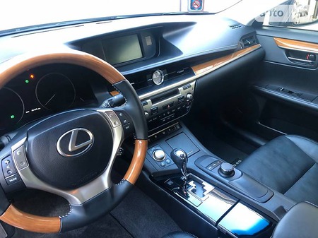 Lexus ES 300 2014  випуску Черкаси з двигуном 2.5 л гібрид седан автомат за 24300 долл. 