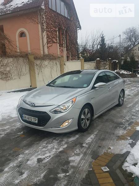 Hyundai Sonata 2012  випуску Київ з двигуном 0 л гібрид седан автомат за 12400 долл. 