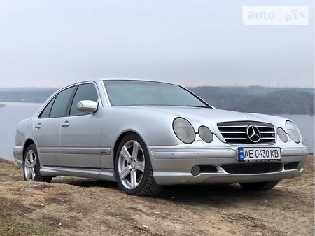 Mercedes-Benz E 430 2001  випуску Дніпро з двигуном 4.3 л бензин седан автомат за 9000 долл. 