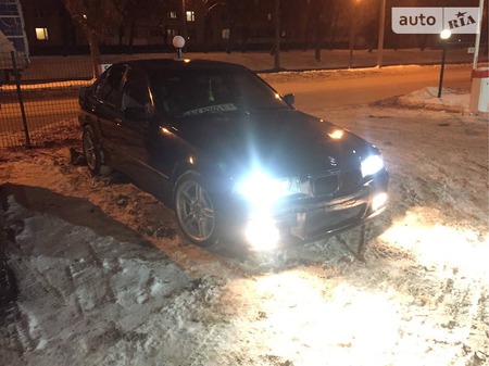 BMW 318 1993  випуску Харків з двигуном 1.8 л газ седан механіка за 4200 долл. 