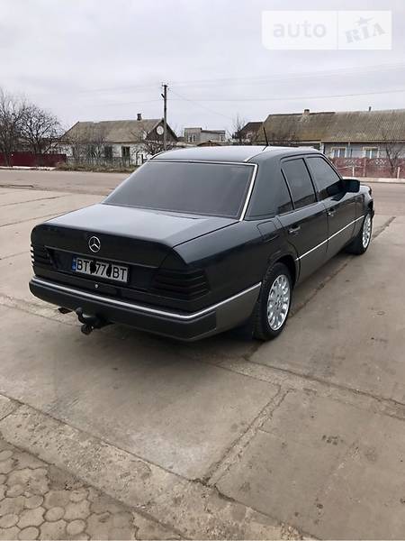 Mercedes-Benz E 300 1990  випуску Херсон з двигуном 3 л газ седан механіка за 3500 долл. 