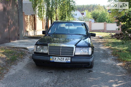 Mercedes-Benz E 230 1988  випуску Київ з двигуном 0 л газ седан автомат за 2700 долл. 