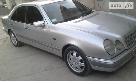 Mercedes-Benz E 300 1996  випуску Тернопіль з двигуном 3 л дизель седан механіка за 6250 долл. 