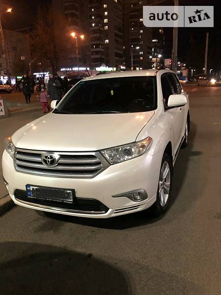 Toyota Highlander 2011  випуску Вінниця з двигуном 3.5 л газ позашляховик автомат за 24900 долл. 