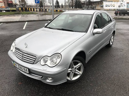 Mercedes-Benz C 180 2006  випуску Дніпро з двигуном 1.8 л газ седан автомат за 9700 долл. 