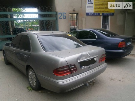 Mercedes-Benz E 220 2002  випуску Київ з двигуном 2.2 л дизель седан механіка за 3650 долл. 