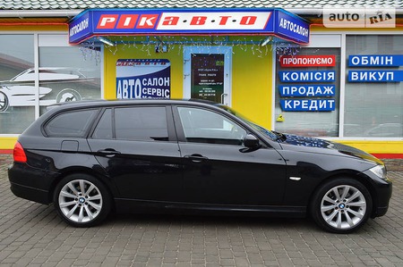 BMW 318 2011  випуску Львів з двигуном 2 л дизель універсал автомат за 14800 долл. 