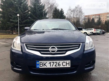 Nissan Altima 2010  випуску Рівне з двигуном 2.5 л гібрид седан автомат за 9900 долл. 