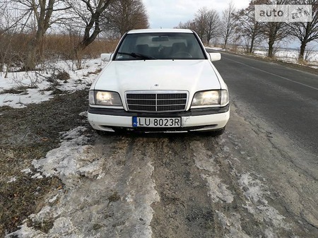 Mercedes-Benz C 200 1995  випуску Луцьк з двигуном 2 л газ седан механіка за 549 долл. 