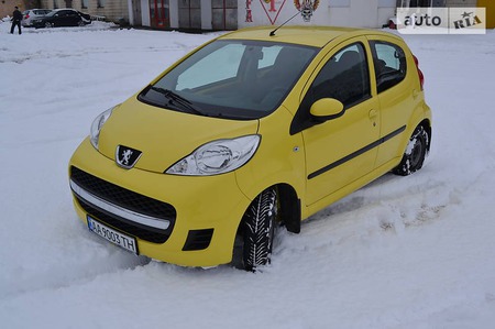 Peugeot 107 2011  випуску Київ з двигуном 0 л бензин хэтчбек автомат за 6800 долл. 