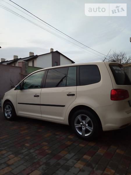 Volkswagen Touran 2011  випуску Одеса з двигуном 1.6 л дизель мінівен автомат за 7800 долл. 